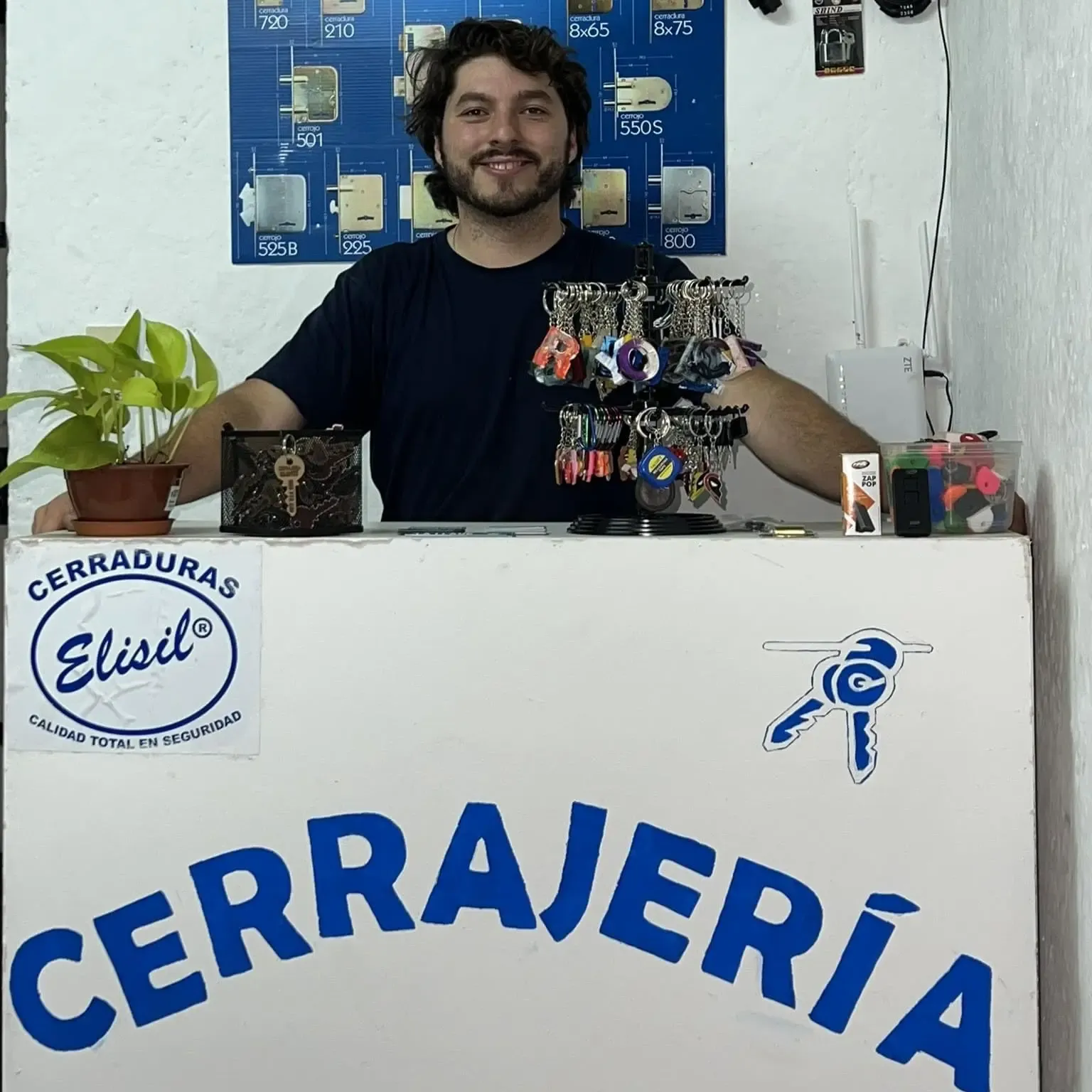 Cerrajero trabajando